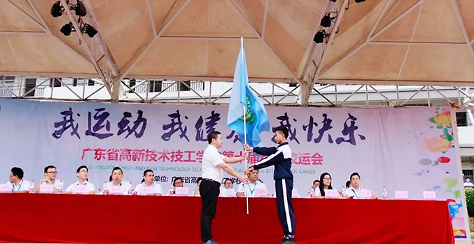 張?zhí)炫嘈iL(zhǎng)為運(yùn)動(dòng)員代表授旗